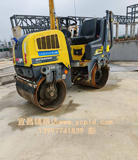 化工廠(chǎng)罐體底座瀝青攤鋪，罐